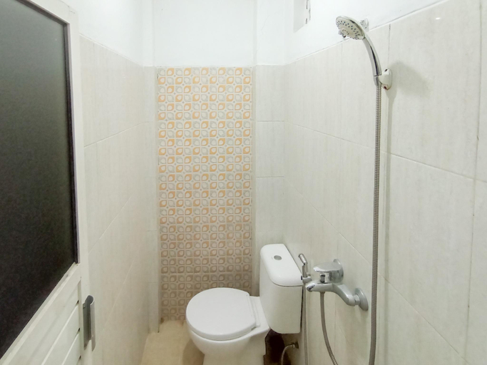 Bathroom, RedDoorz Syariah near Universitas Jenderal Soedirman 3, Banyumas