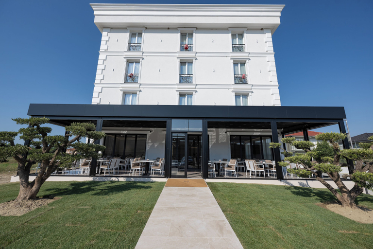 Others, Hotel By Holiday, Krujës