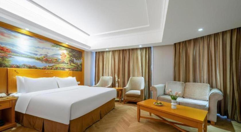 Bedroom 2, Vienna Hotel Shenzhen Dalang Clothing Base Branch, Shenzhen