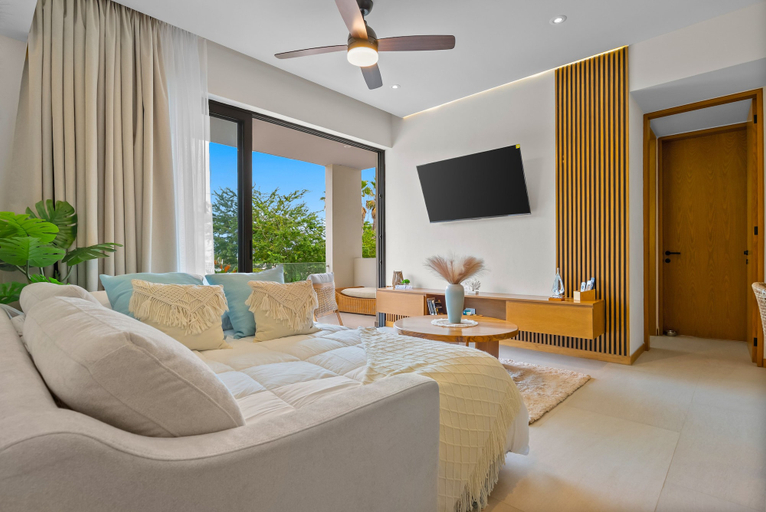 Others 2, 2BR Condo Near the Ocean With Pool, Gym, Wifi & Balcony, Compostela