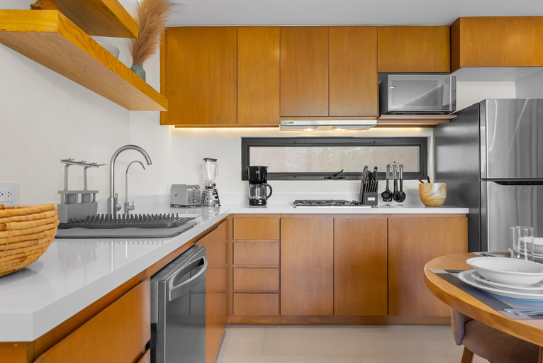 Others 2, 2BR Near the Ocean With Pool, Gym, Wifi, and Full Kitchen, Compostela