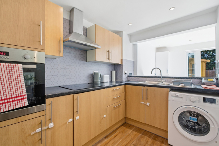 Others 4, Spacious 3-bed House in Waltham Cross Sleeps 6, Hertfordshire