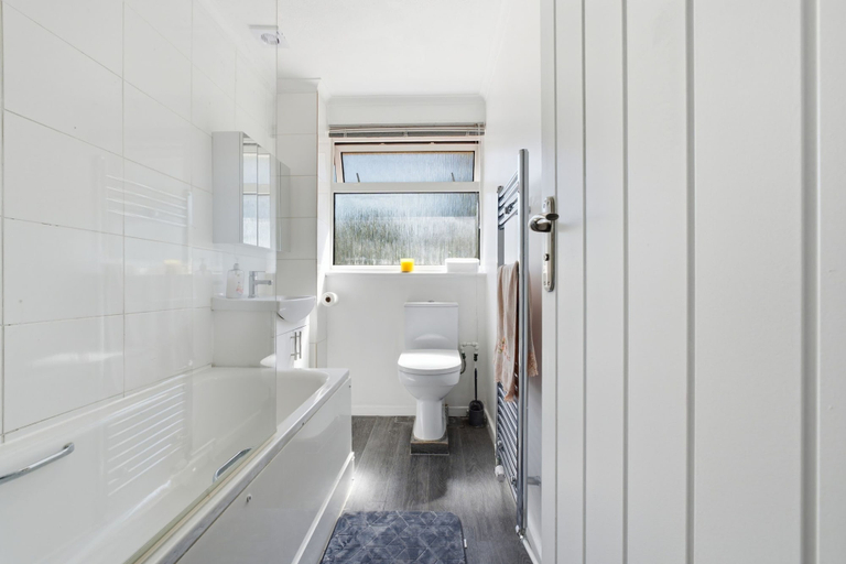 Others 3, Spacious 3-bed House in Waltham Cross Sleeps 6, Hertfordshire