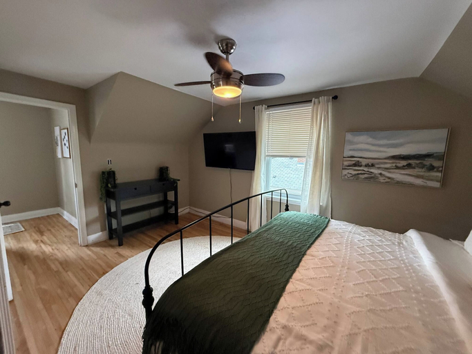 Others 2, Spacious 4BR Retreat w Balcony & Gazebo, Brant