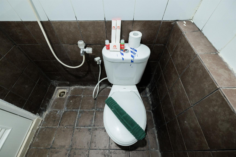 Bathroom 4, Comfortable 2BR Green Pramuka Apartment, Central Jakarta