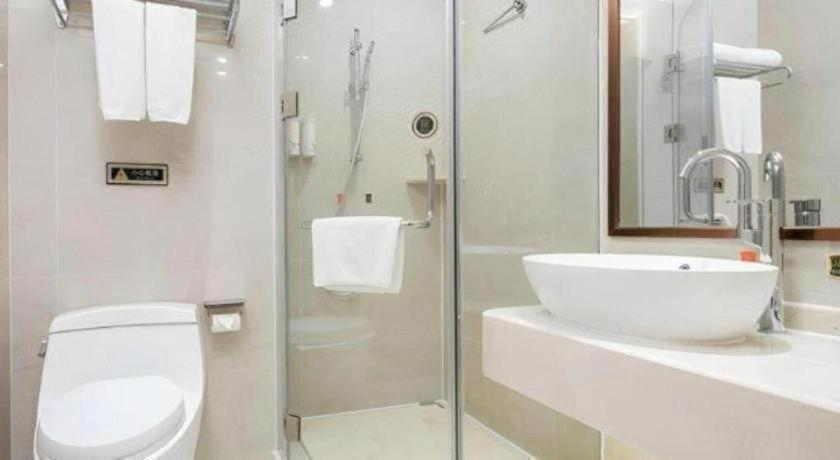 Bathroom 3, Vienna Hotel Guangxi Hechi Jinchengjiang Baima Street, Hechi