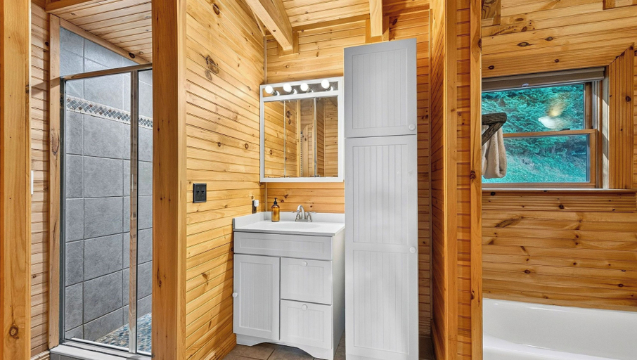 Bathroom 3, Leyland by Avantstay Cabin Mansion w/ Views, Buncombe