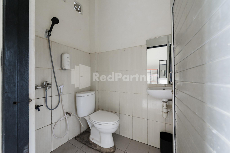Bathroom, Wisma Malawen Palangkaraya Mitra RedDoorz, Palangkaraya