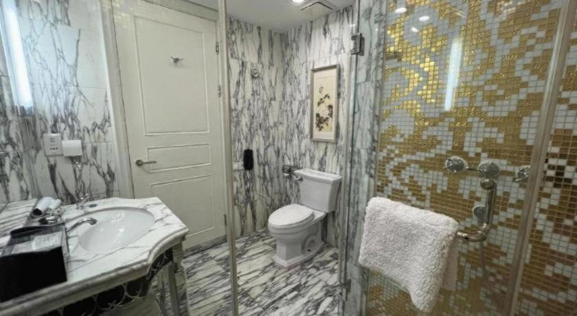 Bathroom 4, Yuncheng Jianguo Hotel, Yuncheng