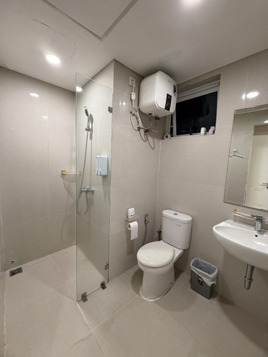 Bathroom 4, Podomoro Delipark Apartemen CozyCrowd Empire 4BR 3 king + 1 single bed, Medan