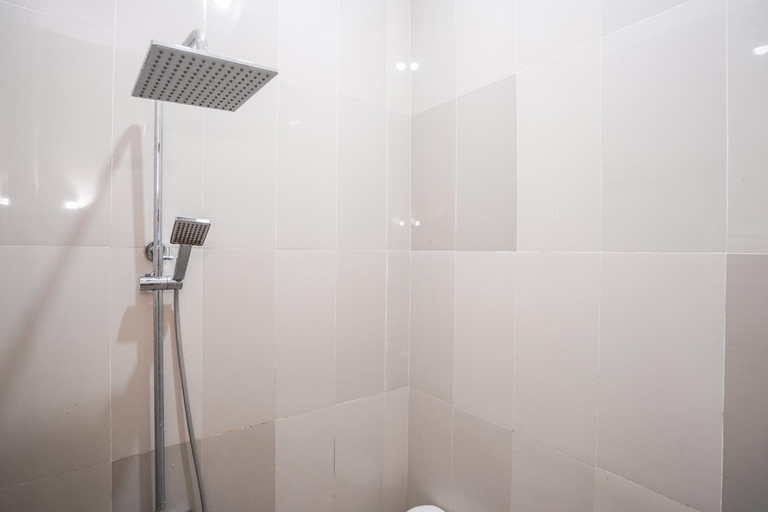 Bathroom, Urbanview Hotel Syariah Astungkara Space Sleman by RedDoorz, Sleman