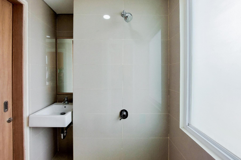 Bathroom 3, Comfort and Cozy Studio Apartment at B Residence, South Tangerang