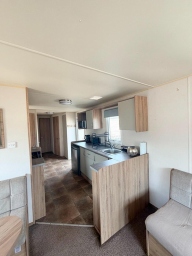 Others 3, Cabin Sleeps 8 With Hot Tub and Garden, Lincolnshire