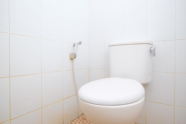 Bathroom, RedDoorz Syariah near Pakuwon Mall Jogja, Sleman
