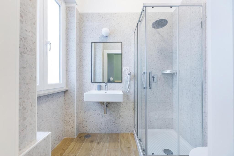 Bathroom 5, Luciano trastevere Guest House, Roma