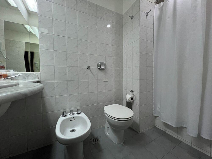Bathroom 3, Comodoro, Escalante