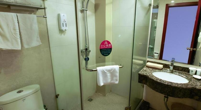 Bathroom 3, GreenTree Inn Langfang GuanGYAng District GuanGYAng Road City Government Express Hotel, Langfang