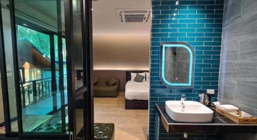 Bathroom 3, Nantrakiri, Pua