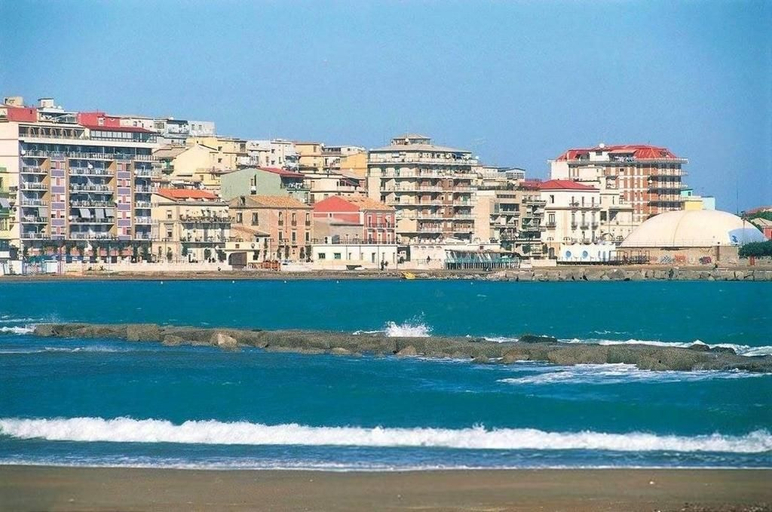 Others 4, In pieno centro, Crotone