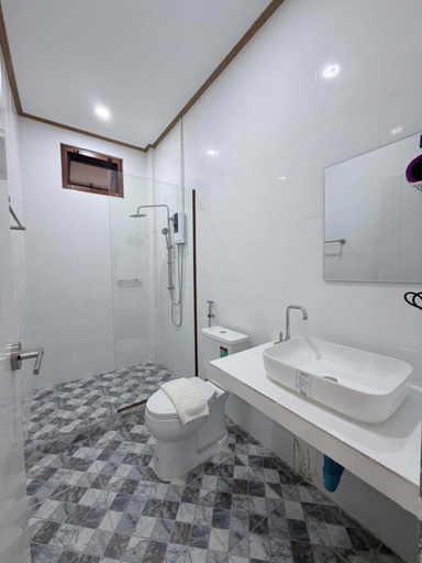 Bathroom, The Liveliwoods, Phanom