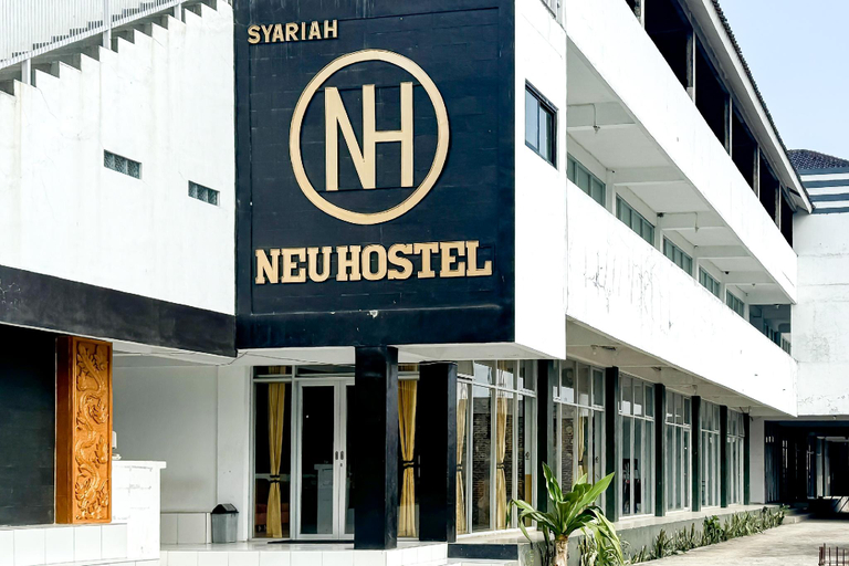 Exterior & Views, RedDoorz Syariah @ Neu Hostel Cisarua Lembang, Bandung