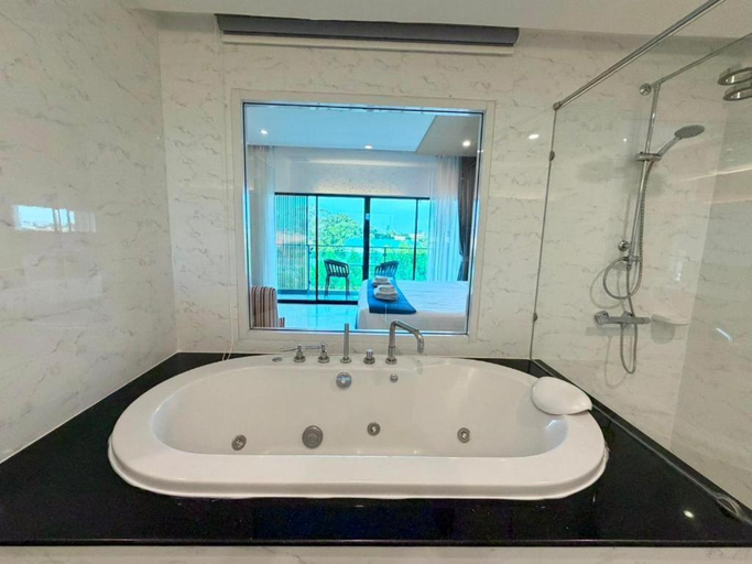 Bathroom 4, Golden Dragon Beach Resort Pattaya (Bang Lamung), Bang Lamung