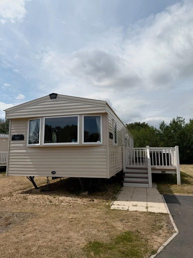 Others 4, Cabin Sleeps 8 With Hot Tub and Garden, Lincolnshire
