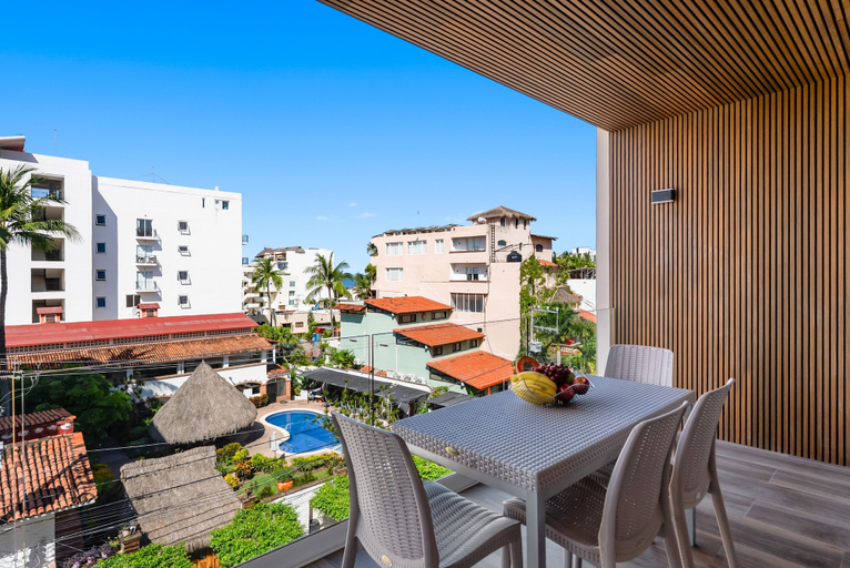 Others 3, Luxury 2BR Lock-off Rooftop Pool Golden Zone, Compostela
