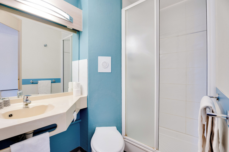 Bathroom 4, Brit Hotel La Rochelle Périgny, Charente-Maritime