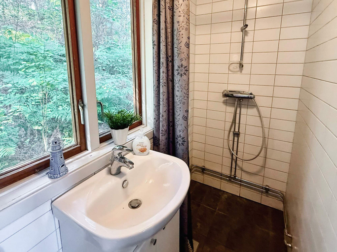 Bathroom, 4 Person Holiday Home in Bullaren, Tanum