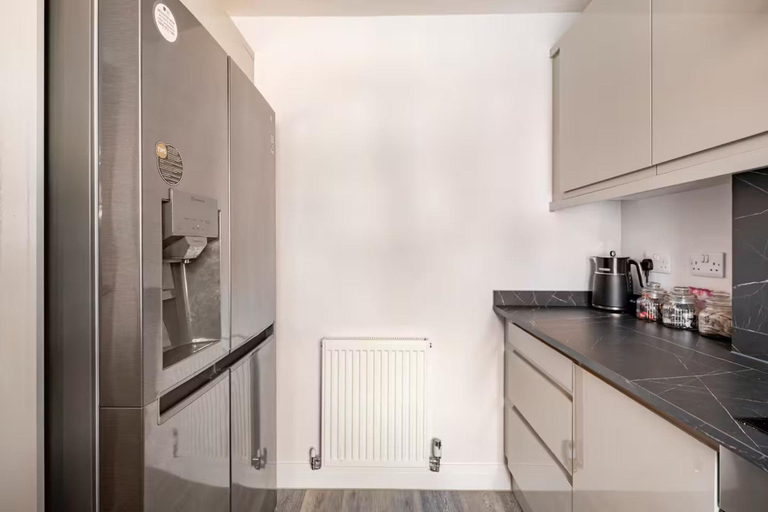 Others 4, House Sleeps 8 With Hot Tub and Parking, Essex