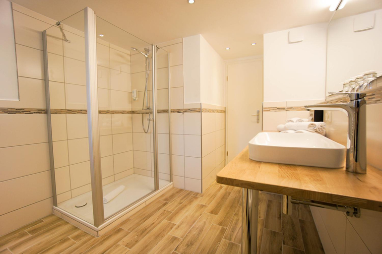 Bathroom 3, Altes Forsthaus Braunlage, Goslar