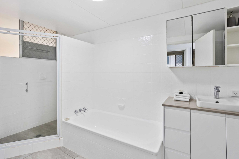Bathroom, Iconic Burleigh Beachfront, 2 Bedroom Apartment, Gold Coast