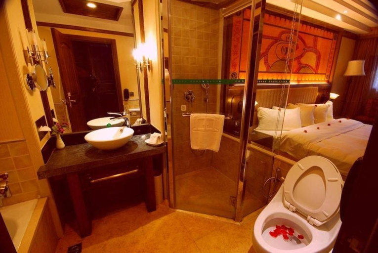 Bathroom 4, Lijiang Golden Path Hospitality Hotel, Lijiang