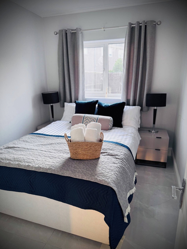 Others 2, Shal Inn at Heathrow Free Parking and Ride on Request, Slough