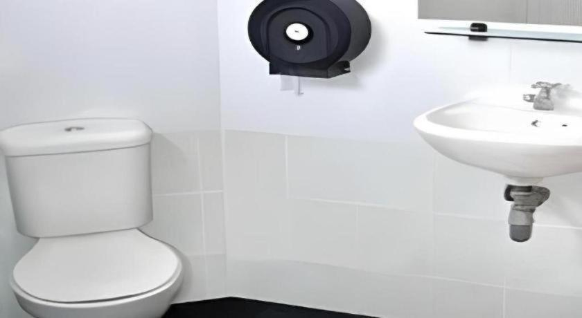 Bathroom 4, Rumah Tumpangan Abby, Kinta