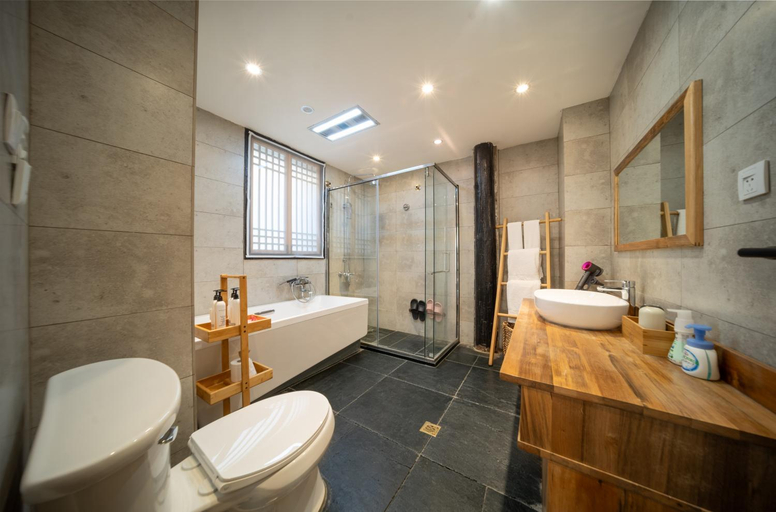 Bathroom 3, Shaxi Qingjing Courtyard, Dali Bai