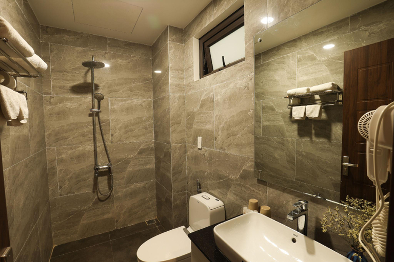 Bathroom 4, Royal Van Phu Hotel, Hà Đông