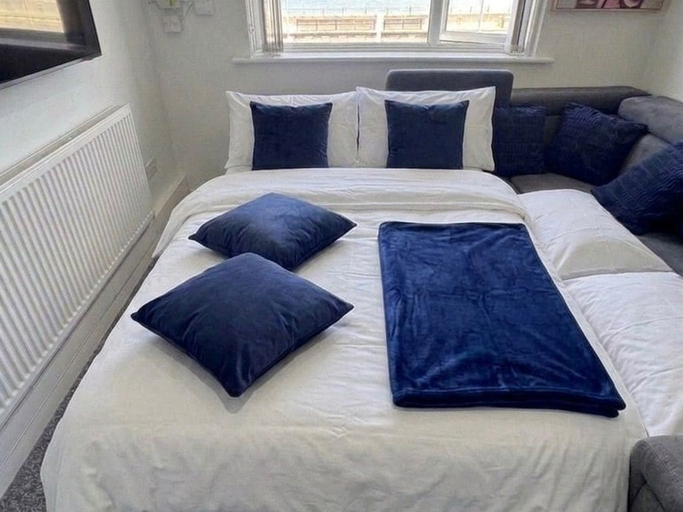 Others 3, Stunning Sea View Flat on The Leas Panoramic Estuary Sunsets, Steps to Beach, Kent