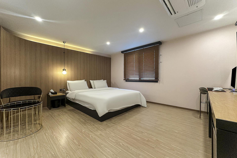 Bedroom 4, Busan Sasang Nakdongdaero Brown Dot, Sasang