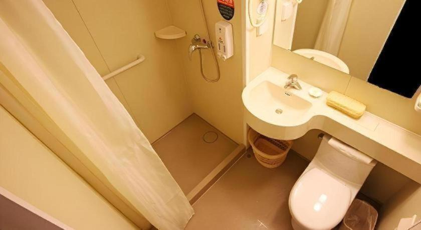 Bathroom 3, GreenTree Inn Beijing Xicheng District Caishikou Express Hotel, Beijing