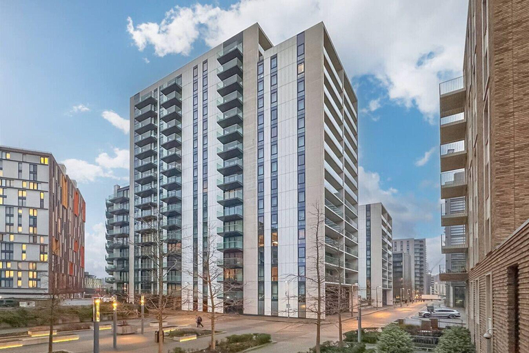 Others 5, Alto Apartment Prime Location, London