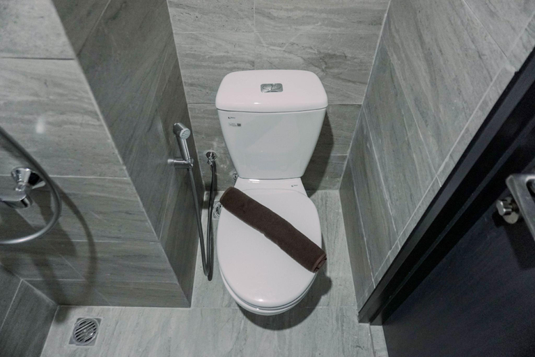 Bathroom 3, Well Furnished And Comfy Studio Collins Boulevard Apartment, Tangerang