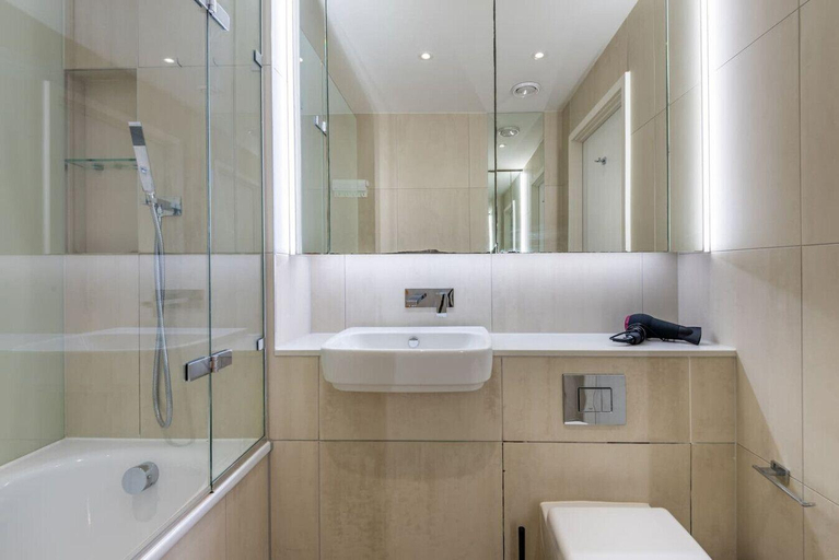 Others 4, Alto Apartment Prime Location, London
