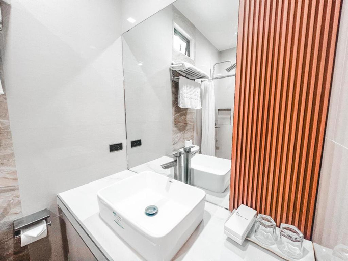 Bathroom 3, LAVERO SUITES, Kalibo