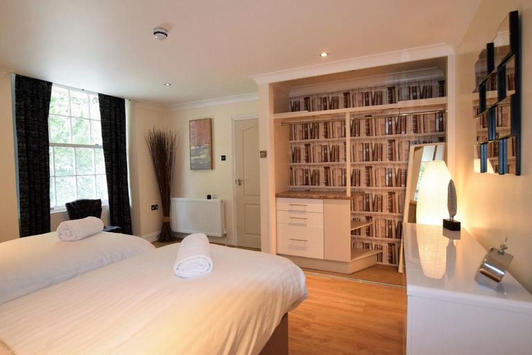 Others 3, Meridian Place - yourapartment, Bristol