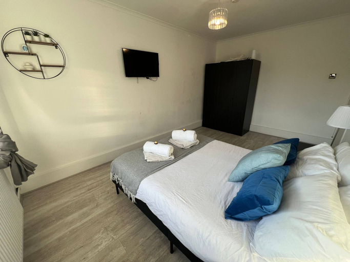 Others 4, Ultra-spacious 2 BR In Central Wimbledon!, London