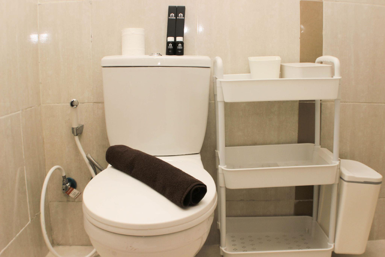 Bathroom 3, Minimalist Design Studio At Meikarta Apartment, Cikarang