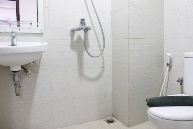 Bathroom 3, Comfortable & Gorgeous 2BR at Gateway Pasteur Apartment, Bandung