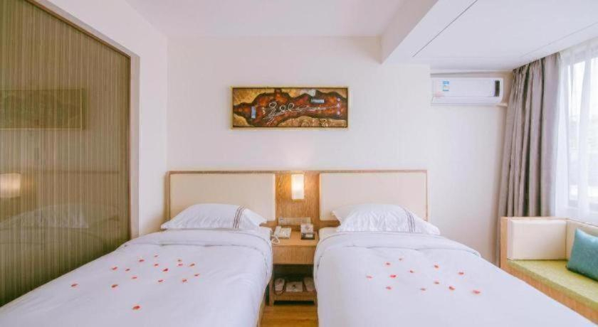 Bedroom, Super 8 Hotel Xiamen Train Station Holiday Mall Branch, Xiamen